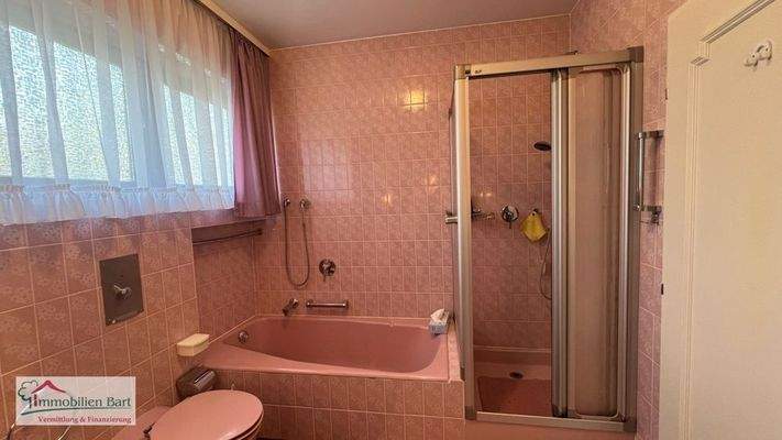 EG - Bad mit Wanne und Dusche