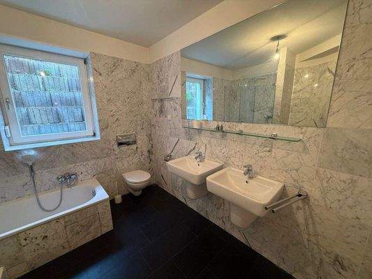 Bad mit Wanne und Dusche