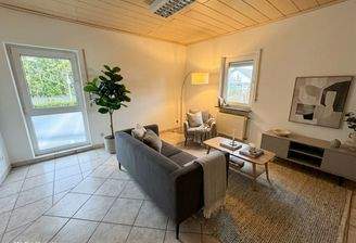 Wohnzimmer mit KI möbeliert