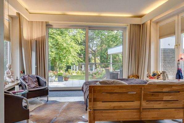 Schlafzimmer mit Zugang zur Terrasse