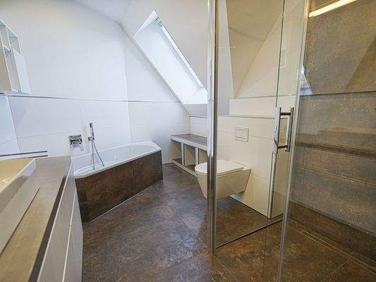 Schickes Komplett-Bad