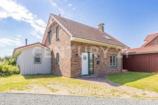 Hauseingang und Stellplätze