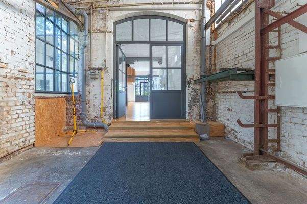 Dazu mieten: Eingang zum Atelier aus der Werkstatt