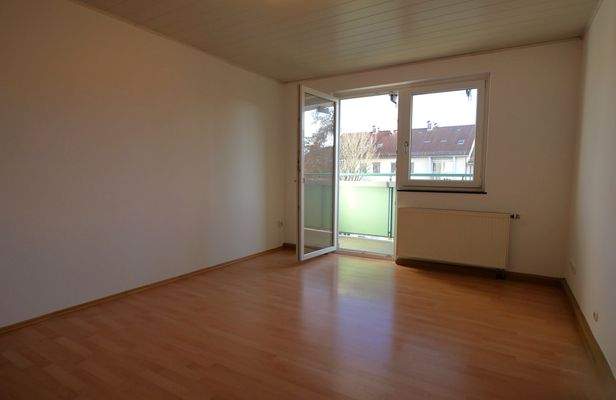 helles Wohnzimmer mit Zugang zur Loggia