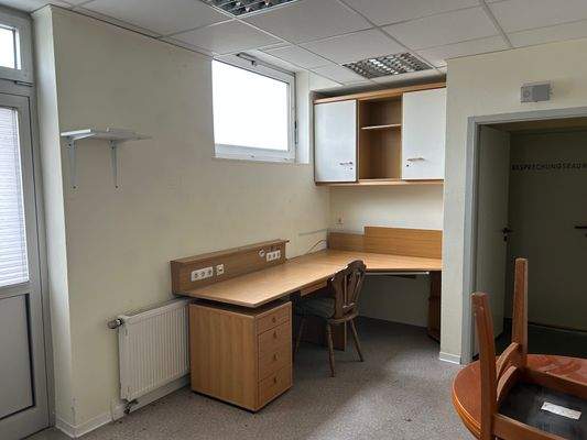 8-1  Büro 1.JPG