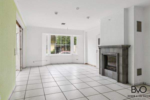 Großzügiger Wohnbereich mit Kamin