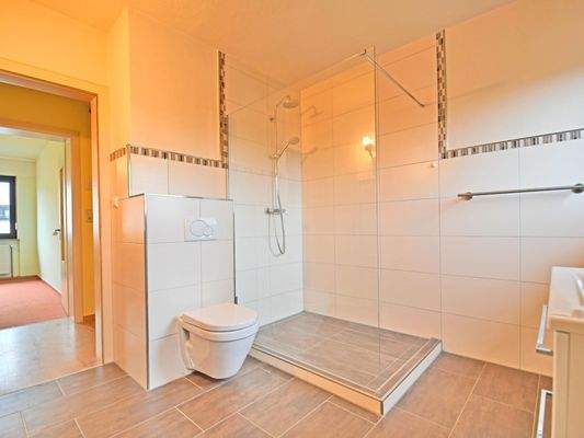 ...mit begehbarer Dusche