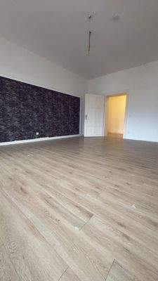 Leerer Wohnraum mit Holzboden