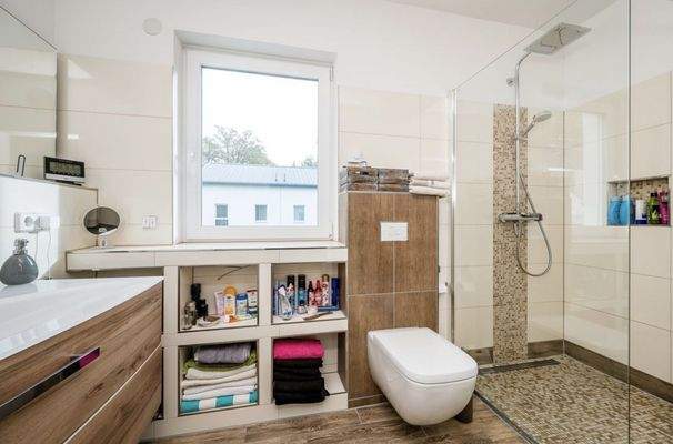 Bad mit Dusche im OG