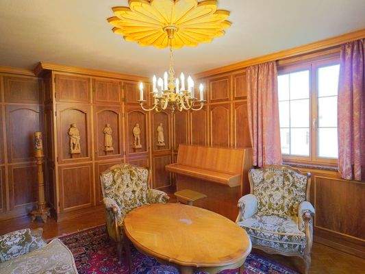 Zimmer mit Einbauschrank im OG