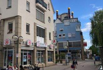 Hausansicht mit Hundertwasserhaus