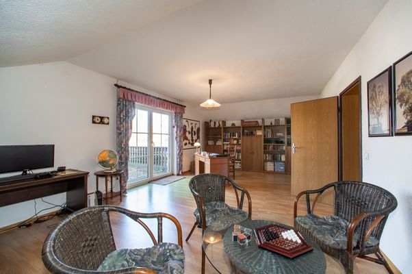 Wohn- oder Spielzimmer mit Dachterrasse 