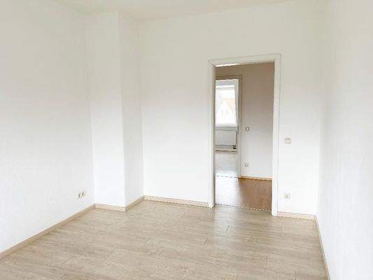 Schlafzimmer 2 mit Blick Richtung Flurbereich