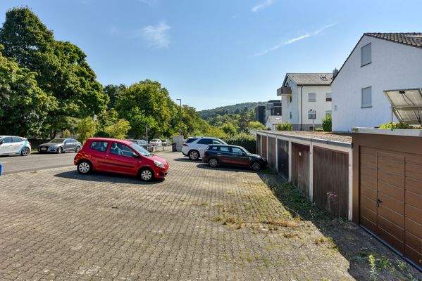 Garage u. Stellplatz v. Westen