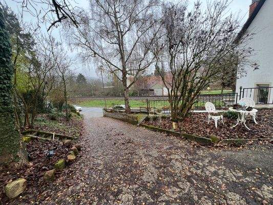 Einfahrt zu den Häusern