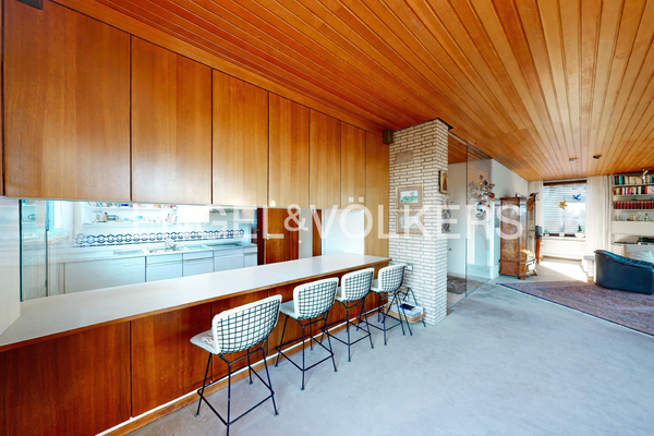 Halboffene Küche mit Theke im Wohnzimmer