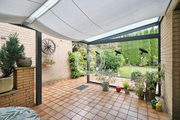 Die wintergartenähnliche Terrasse mit Blick in den Garten