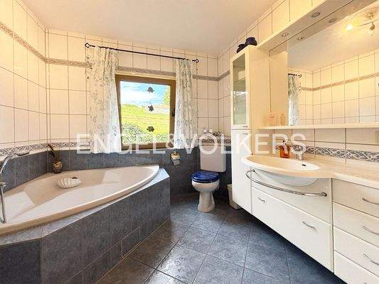 EG Tageslichtbad mit Dusche und Wanne