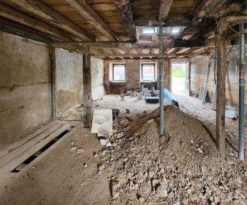 Innenansicht, Blick durch die Haustür zur Straße