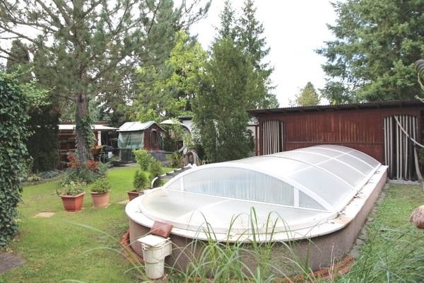 großer Pool, überdacht