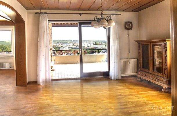 Esszimmer mit Zugang zum Balkon