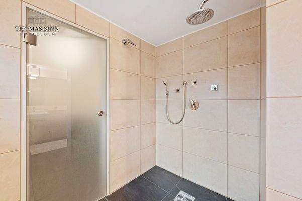 ...bodentiefer Dusche