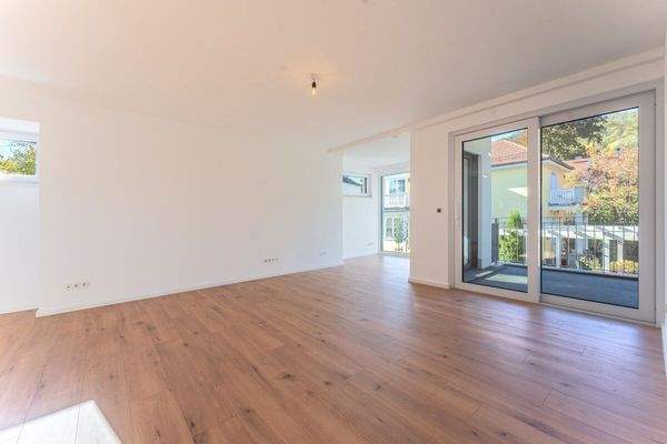 Wohnbereich mit Zugang zum Balkon