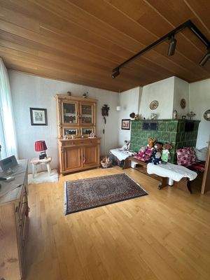 Wohnzimmer mit Kachelofen