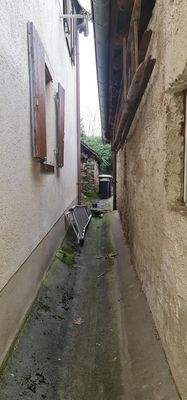 Durchgang zum Nachbarhaus - Ablaufrinne.jpg