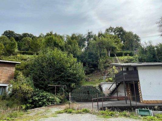 Garage mit Aufgang zum Garten (dahinter)
