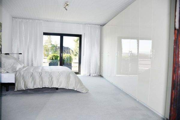 Schlafzimmer mit Terrassen- und Balkonzugang.JPG