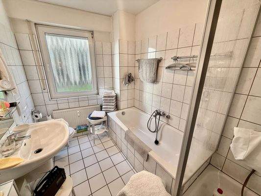 Tageslicht Wannen-Duschbad