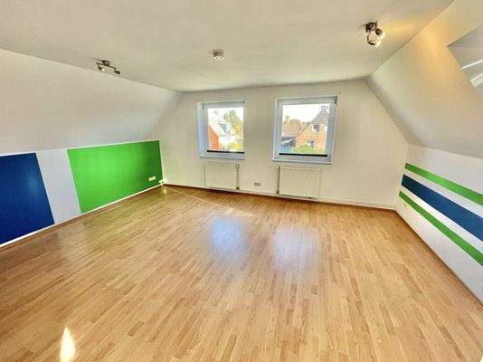 großes Zimmer Dachgeschoss