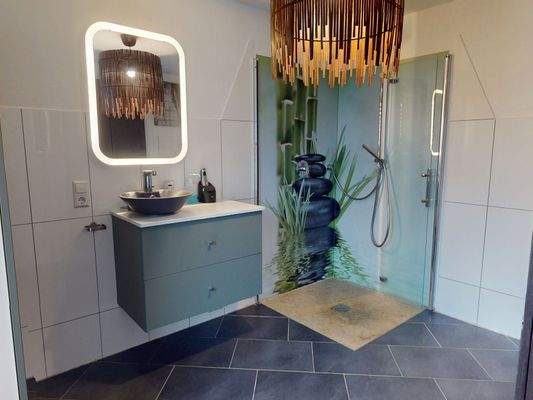 Badezimmer im Obergeschoss mit großer, bodenebener Dusche und WC im Obergeschoß