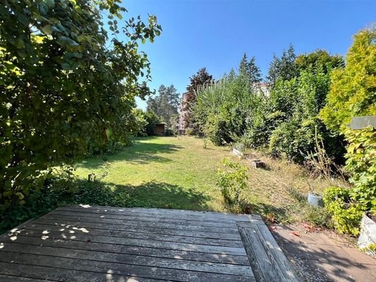 Terrassenblick in den weitläufigen Garten