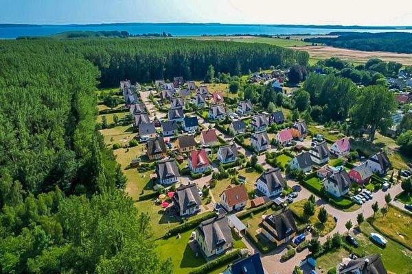 Blick über die Ferienhaussiedlung zum Jasmunder Bodden