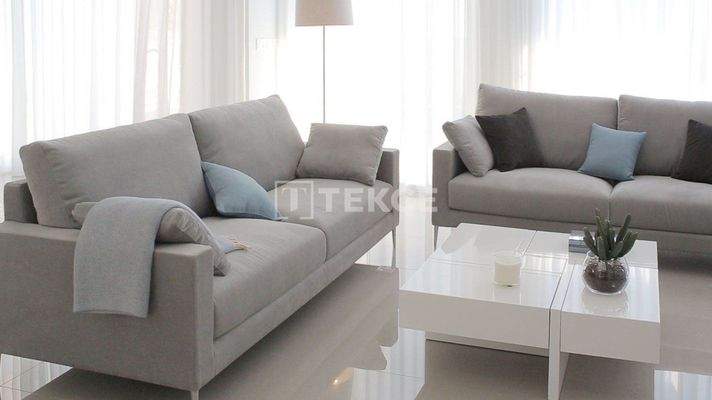 Detached Elegant-Design Villa with Pool in La Marina Alicante