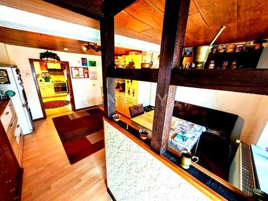 großer Eingangsbereich mit kleiner Küche und Sitzecke