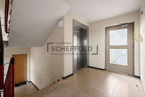 Treppenhaus mit Aufzug