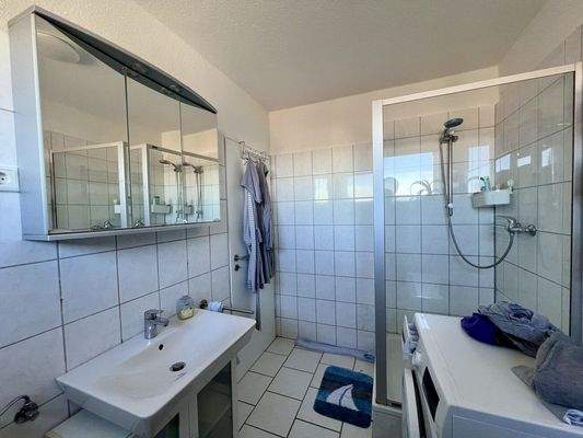 mit Dusche und Fenster