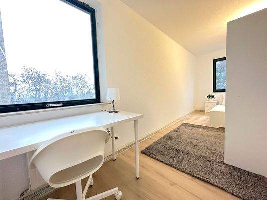 Helles WG-Zimmer mit Schreibtisch