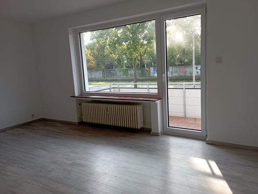 Burgwedeler Str. 42 Großer Raum mit Ansicht Balkon