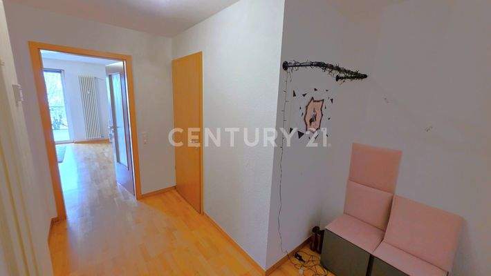 Flur mit Garderobe und Zugang zu allen Zimmern