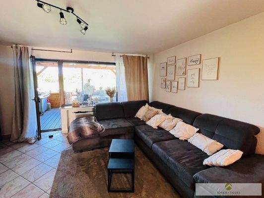 Ihr gemütliches Wohnzimmer mit Zugang zur Loggia + zum offenen Esszimmer + Küche