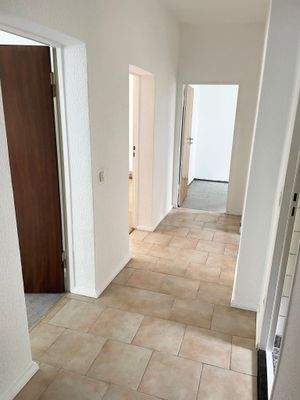 Blick vom Wohnungseingang in den Flur