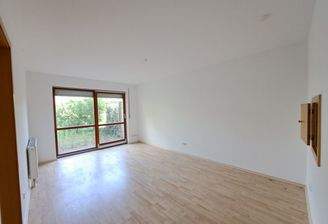 Wohnzimmer mit Zugang zur Terrasse