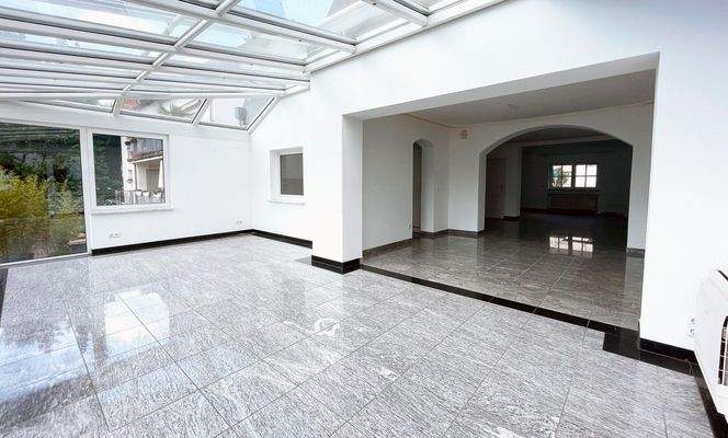 Wintergarten mit Blick in Richtung Wohn-Esszimmer