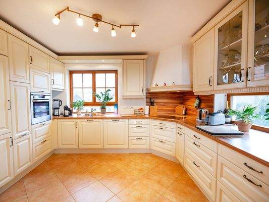 Große Küche mit Fenstern