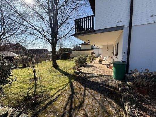 auf der Terrasse die Sonne genießen