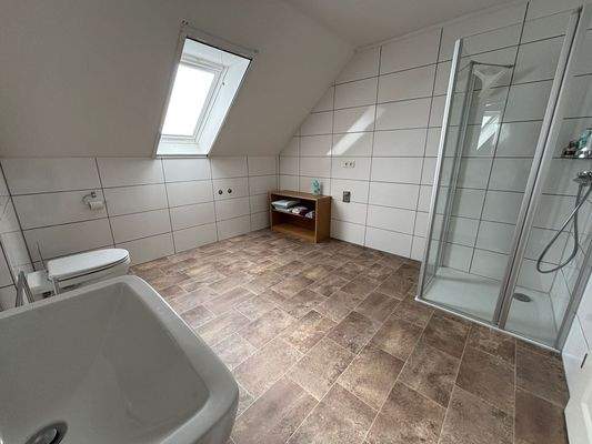 Badezimmer mit möglichen Badewannenanschlüssen